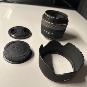 35mm Sigma Lens - Canon / plus small lens case